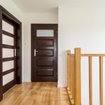 Uși personalizate vs. uși standard – merită investiția?